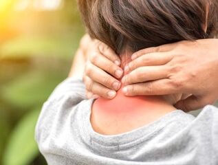 Servikal omurganın osteokondrozunda ağrı ve hareketlerin sertliği